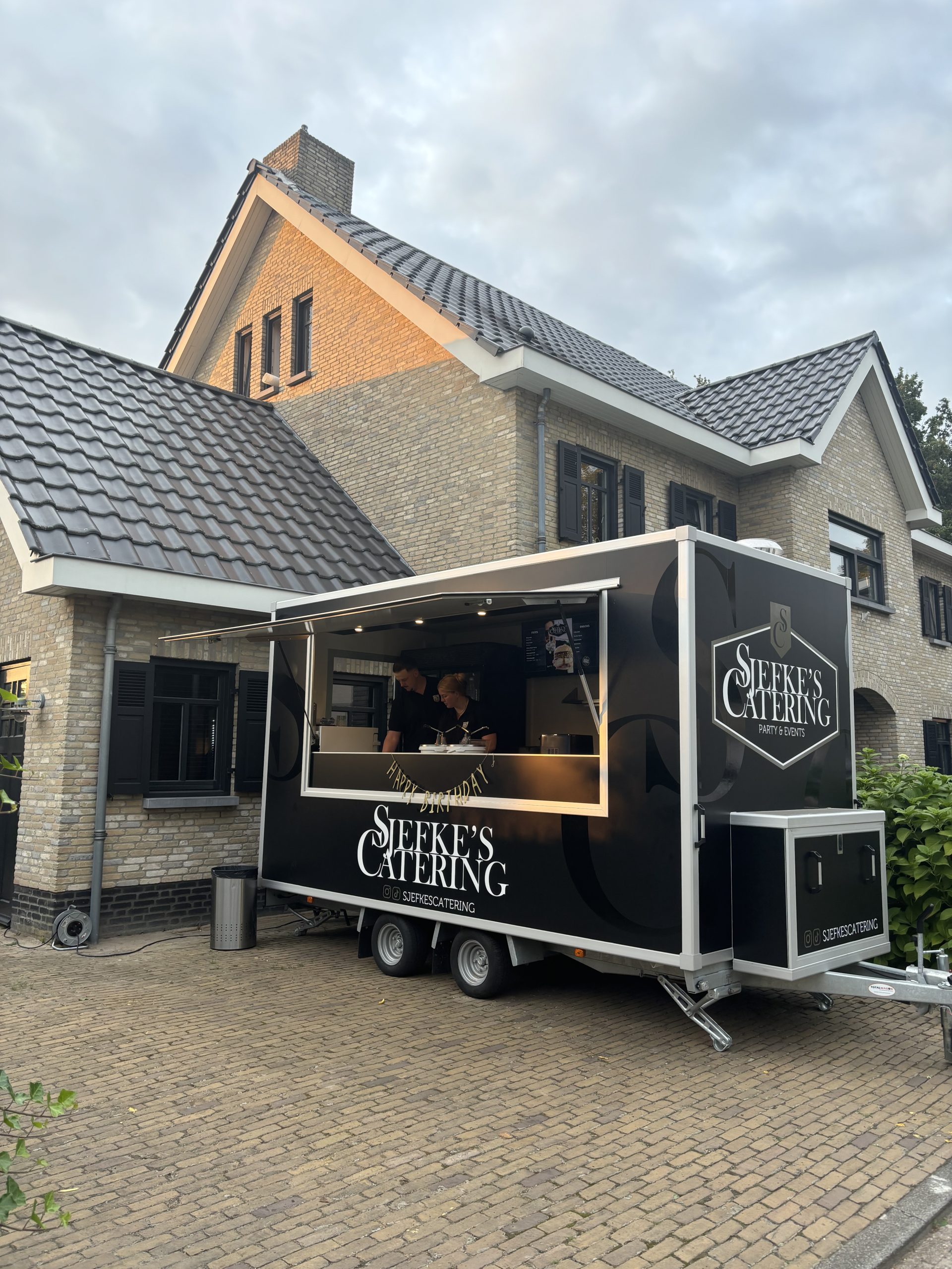 Frietwagen van Sjefke’s Catering op locatie Frietwagen van Sjefke’s Catering op locatie